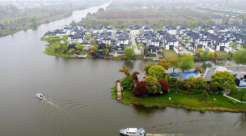 水韻湖城太清沿岸長(zhǎng)興縣楊家浦國(guó)控?cái)嘌桓?></a>
		<figcaption>
<h4>水韻湖城太清沿岸長(zhǎng)興縣楊家浦國(guó)控?cái)嘌桓?/h4>
<em>河道生修復(fù)工程</em>
<p>本工程位于洪橋鎮(zhèn)，本次生態(tài)修復(fù)范圍為北橫港及其叉港，東段為楊家浦閘至圖影扶欄橋段，西段為楊家浦港至陽(yáng)墩漾，主河道總長(zhǎng)7.36km，叉港總長(zhǎng)8.15km。所需松木樁規(guī)格為3米小頭11-12CM型號(hào)，所用數(shù)量為:10萬(wàn)根左右。松木樁在生態(tài)修復(fù)中可以發(fā)揮重要作用。它可以幫助改善水土流失，保護(hù)水體，減少污染物向水體的遷移，促進(jìn)水體環(huán)境的恢復(fù)。</p>
</figcaption>
		</figure>
			    <figure class=