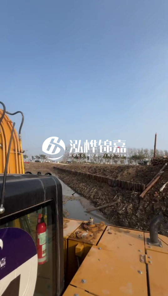 三門峽挖機(jī)打木樁專業(yè)施工-松木樁打樁木價(jià)格含運(yùn)輸成本嗎？