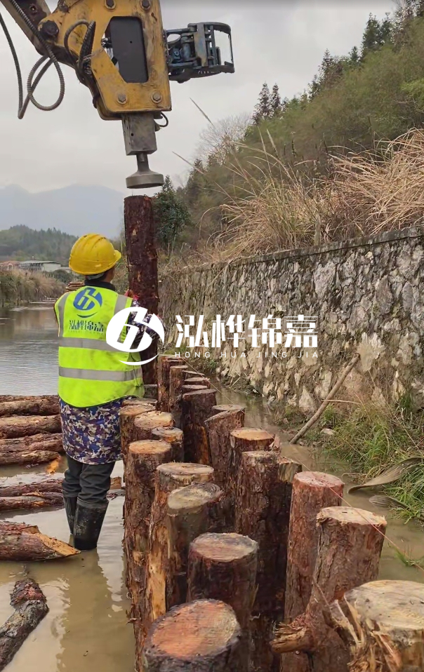 昆明市挖機(jī)打木樁專(zhuān)業(yè)施工-打松木樁3米的價(jià)格是多少？