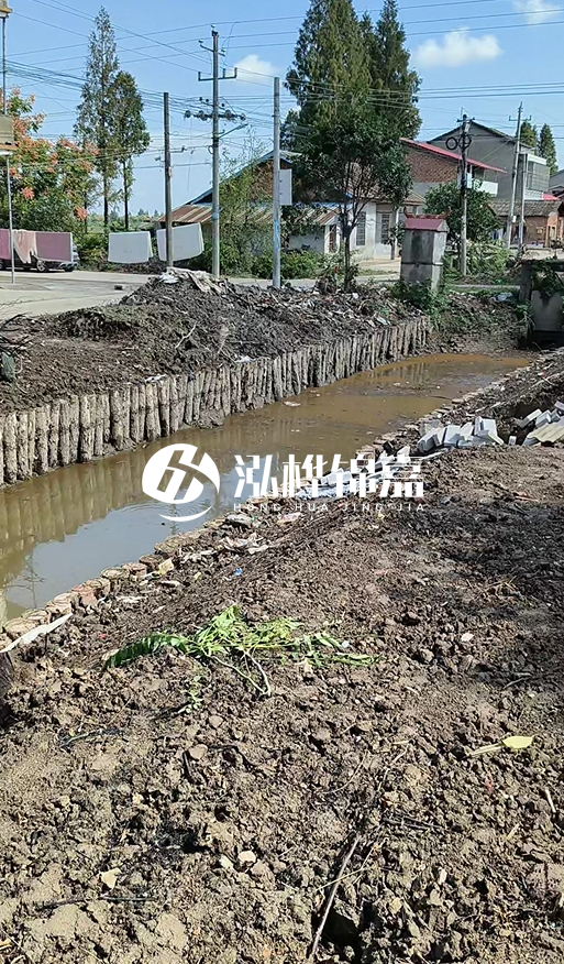 打樁木樁為什么要一根根挨著打？100米河堤需要打多少根木樁？