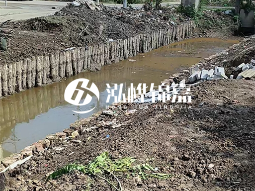 農(nóng)村最便宜的護(hù)坡做法-松木樁護(hù)坡靠譜嗎？