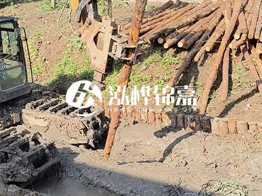 松木樁廠家泓樺錦嘉-原木松木樁的采購(gòu)注意事項(xiàng)？